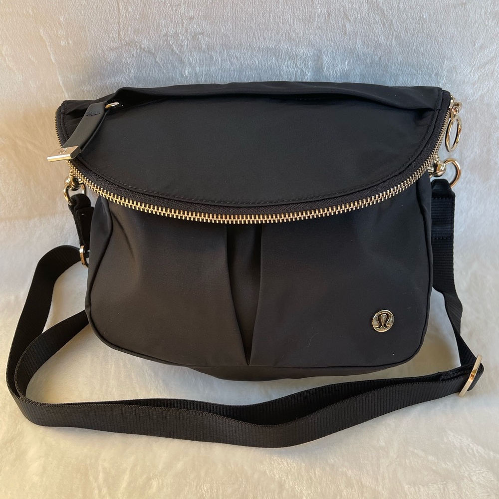 Lululemon All Night Festival Bag Vol 5L in Black /Gold - Picture 3 of 16